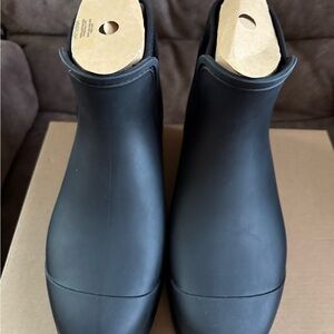 UGG Women’s size 8 Droplet Rain Boots